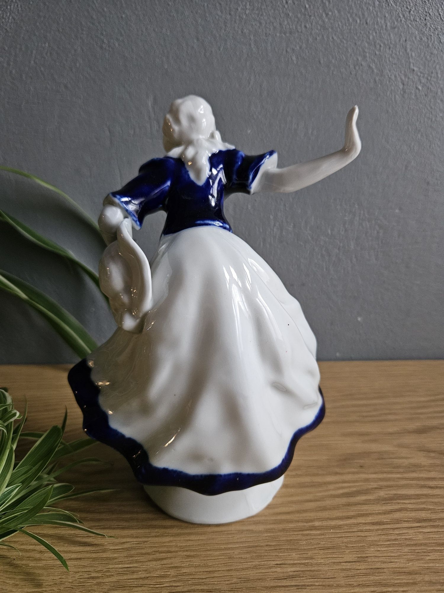 Porcelanowa figurka dama z kapeluszem tancerka Dikolenko