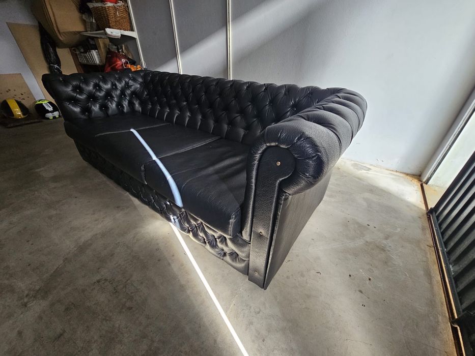 Sofá chesterfield pele preto