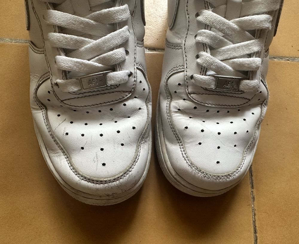 Nike air force 1 com algumas marcas de uso