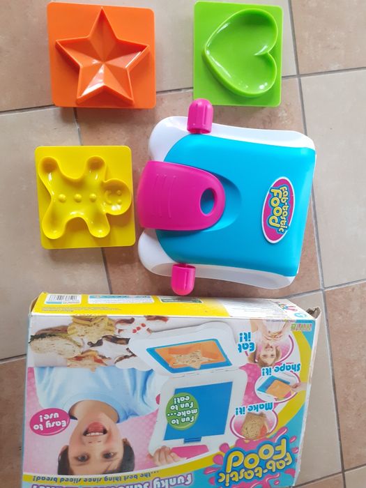 Fabryka kanapek/ toster do wycinania kształtów w tostowym pieczywie