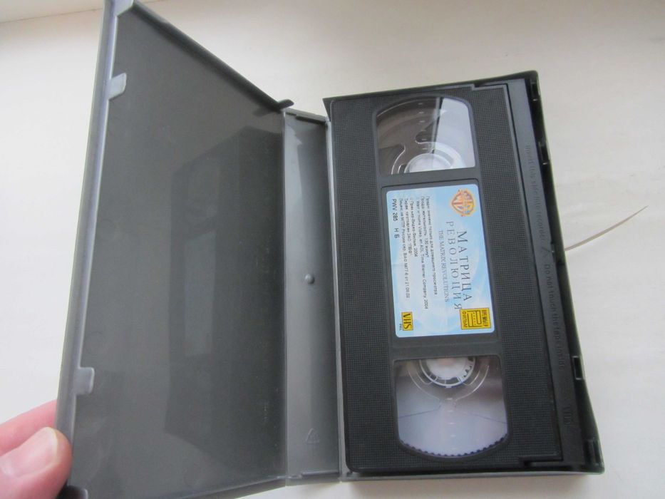 Продається відеокасета " Матриця Революція " .