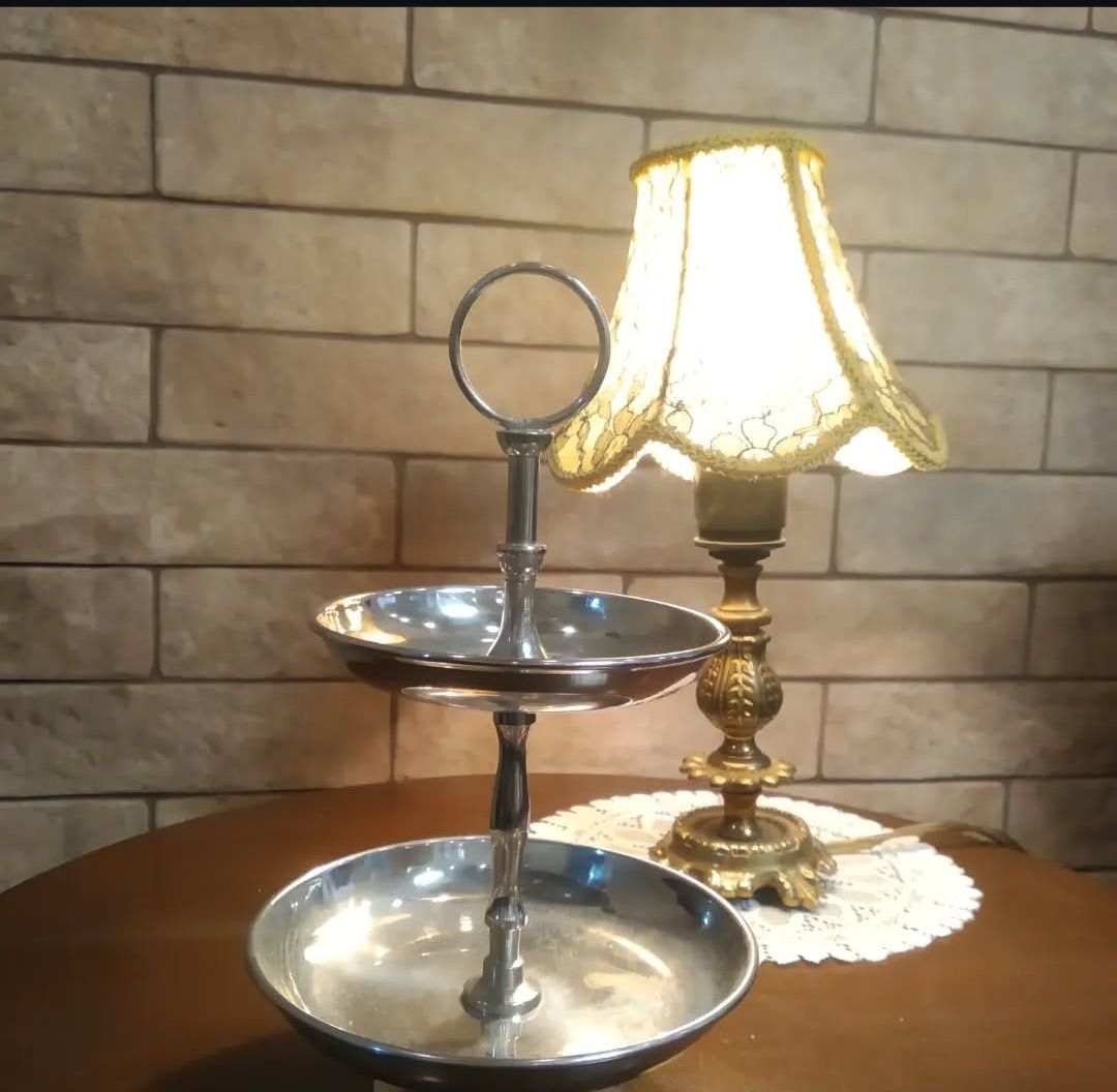 Этажерка и конфетница, можно под фрукты.  Цена  1150. и 550 гр.