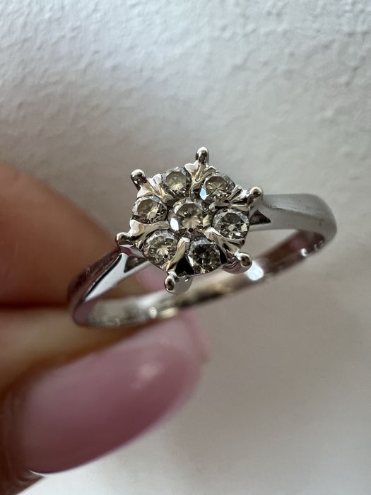 Изысканное золотое кольцо с бриллиантами