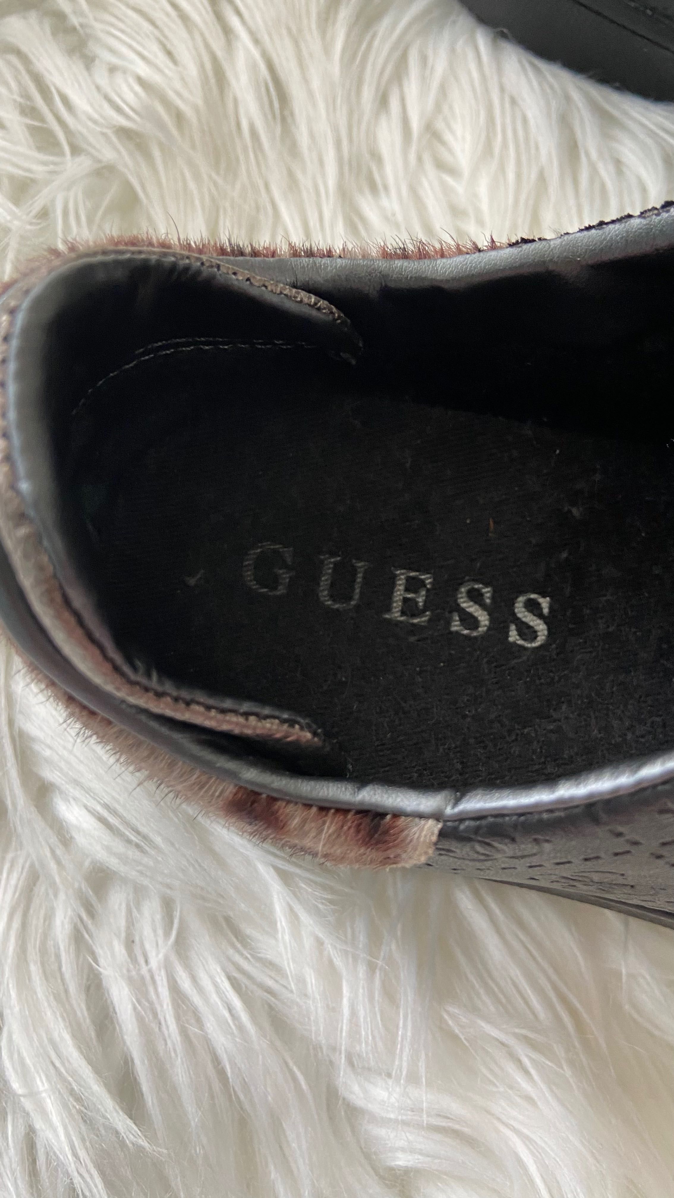 Ténis Guess pretos e com efeito leopardo