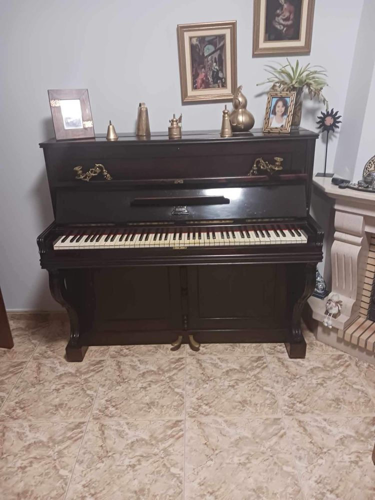 Piano básico antigo