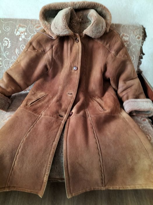 Кожух натуральний із знімним капюшоном гірчичного кольору