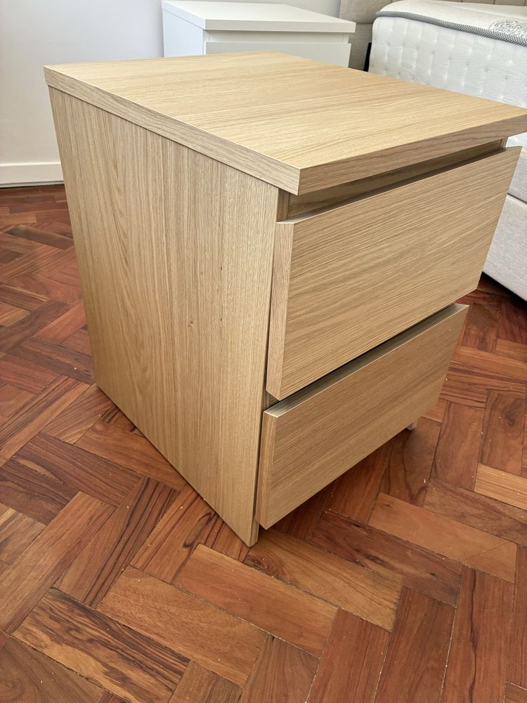 Mesa de cabeceira - MALM (castanha)