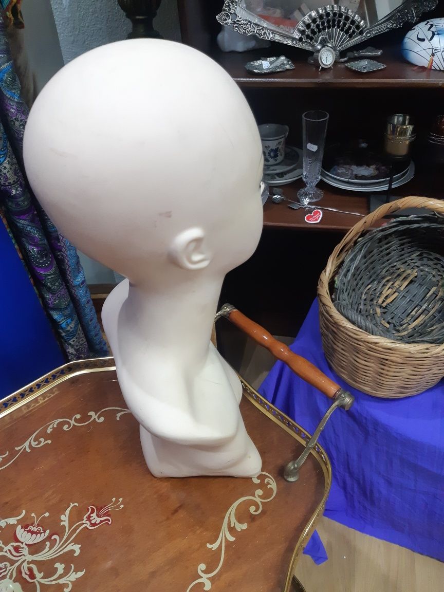 Busto em gesso, ideal para colocar lenços, chapéus e perucas.