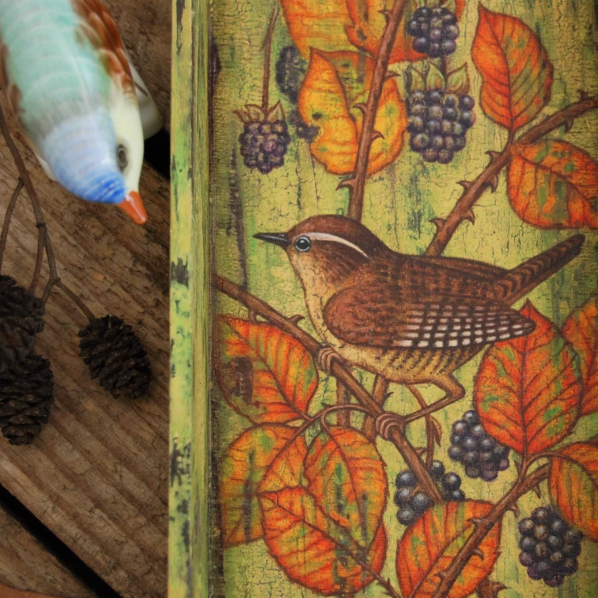 Drewniana tacka malowana, ptak, strzyżyk, jeżyny, rękodzieło