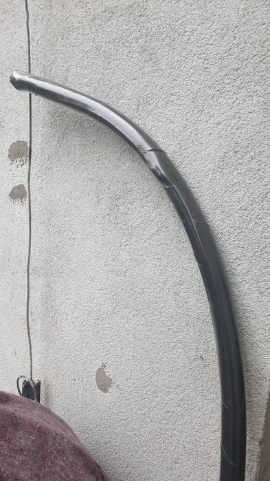 Szary fotel wiszący na balkon, taras. Huśtawka ogrodowa, kokon.