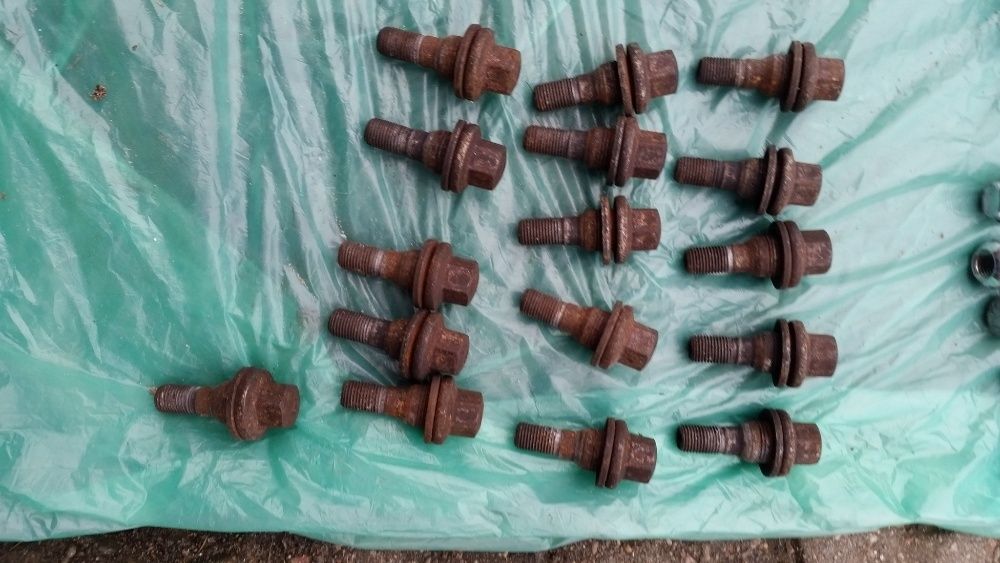 Śruby , Nakrętki do felg Honda, Chrysler, Toyota, Ford, Audi, Vw itd.