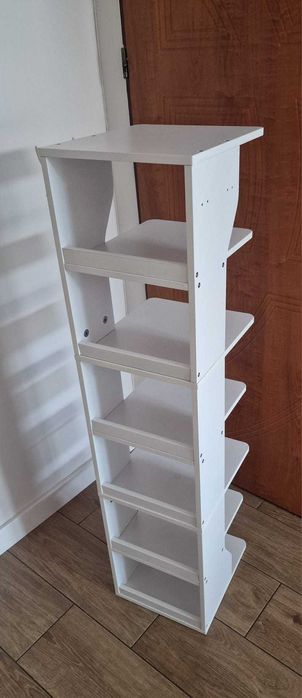 Biała wąska szafka na buty 6 półek 2 boczne haki na klucze LOFT