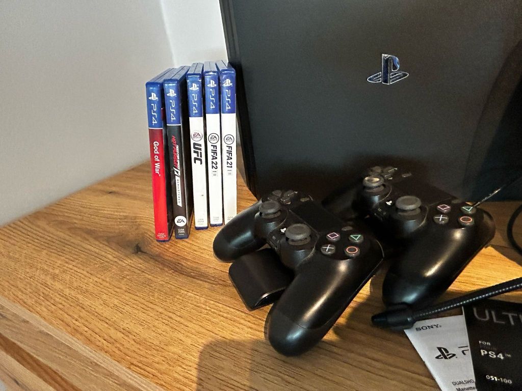 PlayStation 4 pro plus dodatki