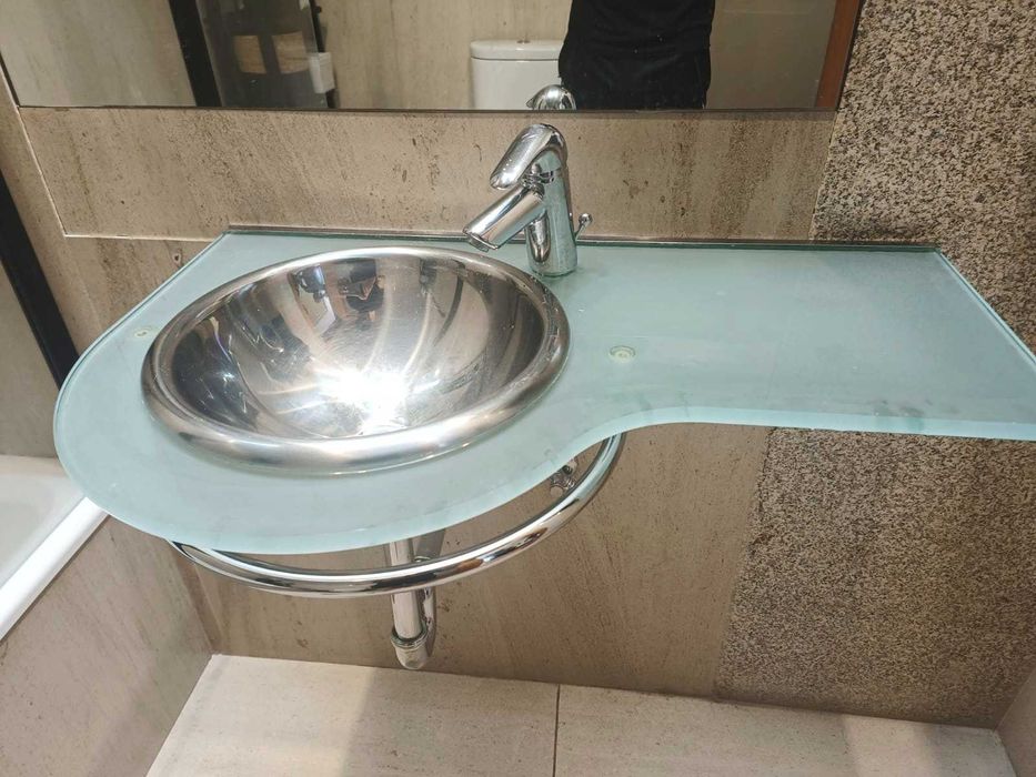 Lavatório suspenso vidro com torneira