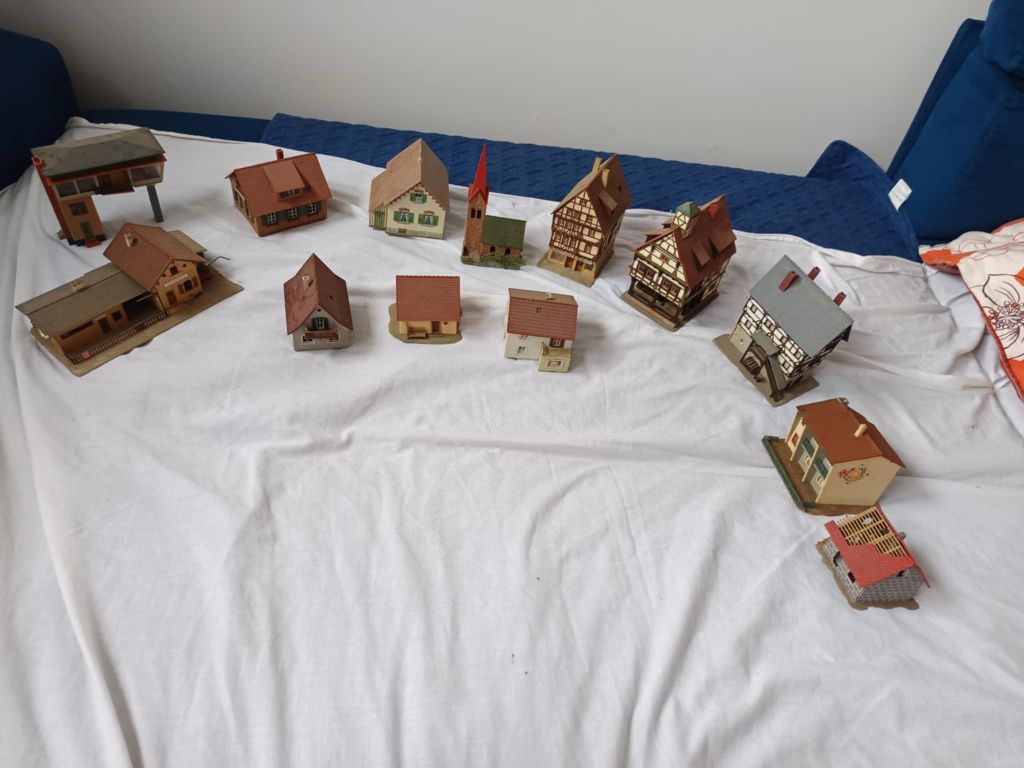 43 budynki oraz obiekty infrastruktury kolejowej do makiety kolejki H0
