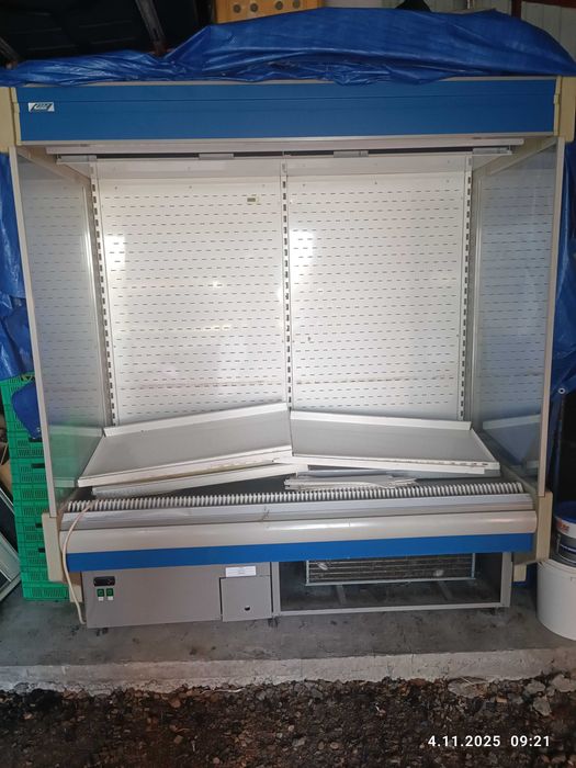 Regał nabiałowy z agregatem.