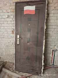 Drzwi zewnętrzne z futryną metalowe drewnopodobne używane brązowe 80cm