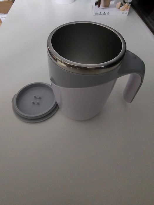 Biały kubek termiczny