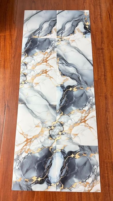 Клеюча плитка на стіни