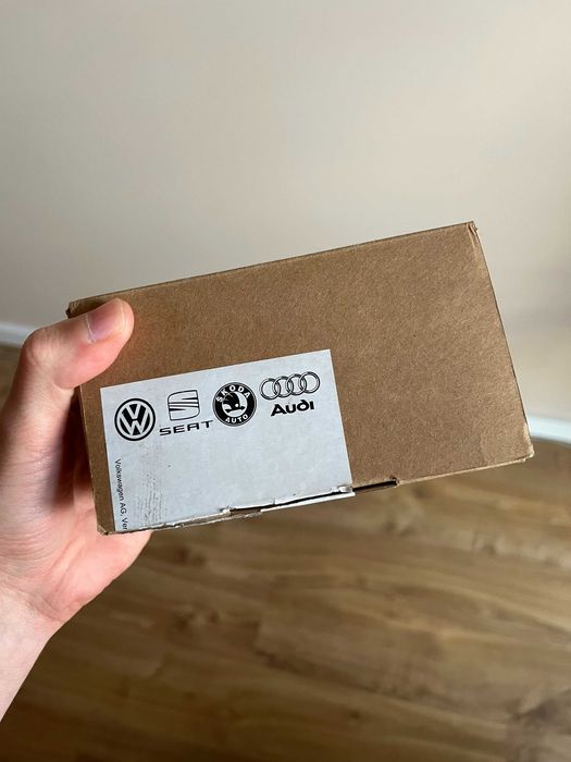 8W0698451F VAG / колодки гальмівні задні+датчик / Ауді А4, А5, А6