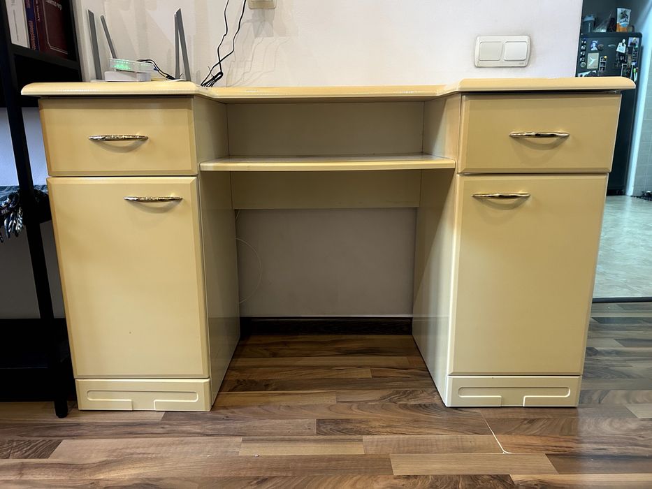 Стіл з двома шухлядами та дверками