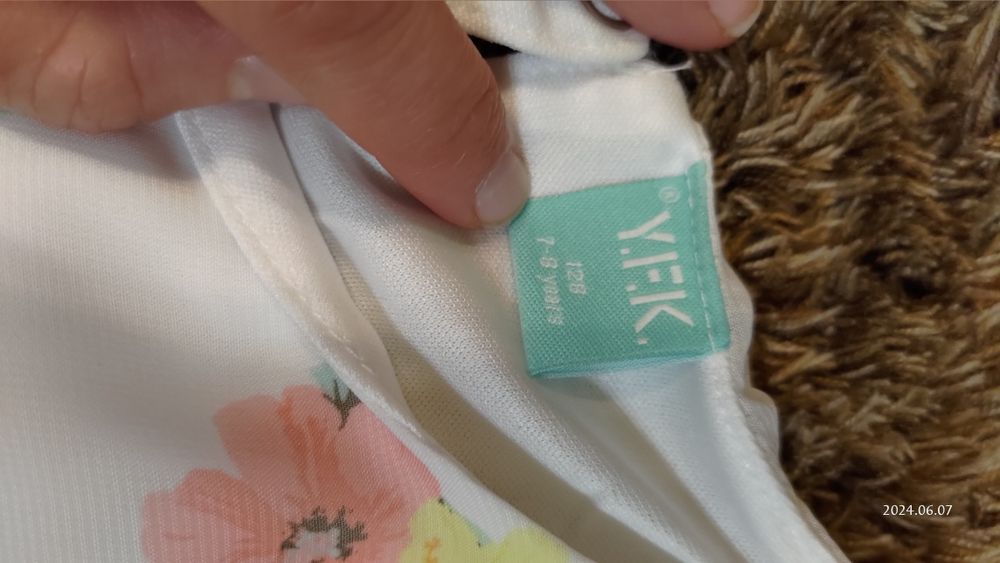 Piękna sukienka biała w kwiaty. 128