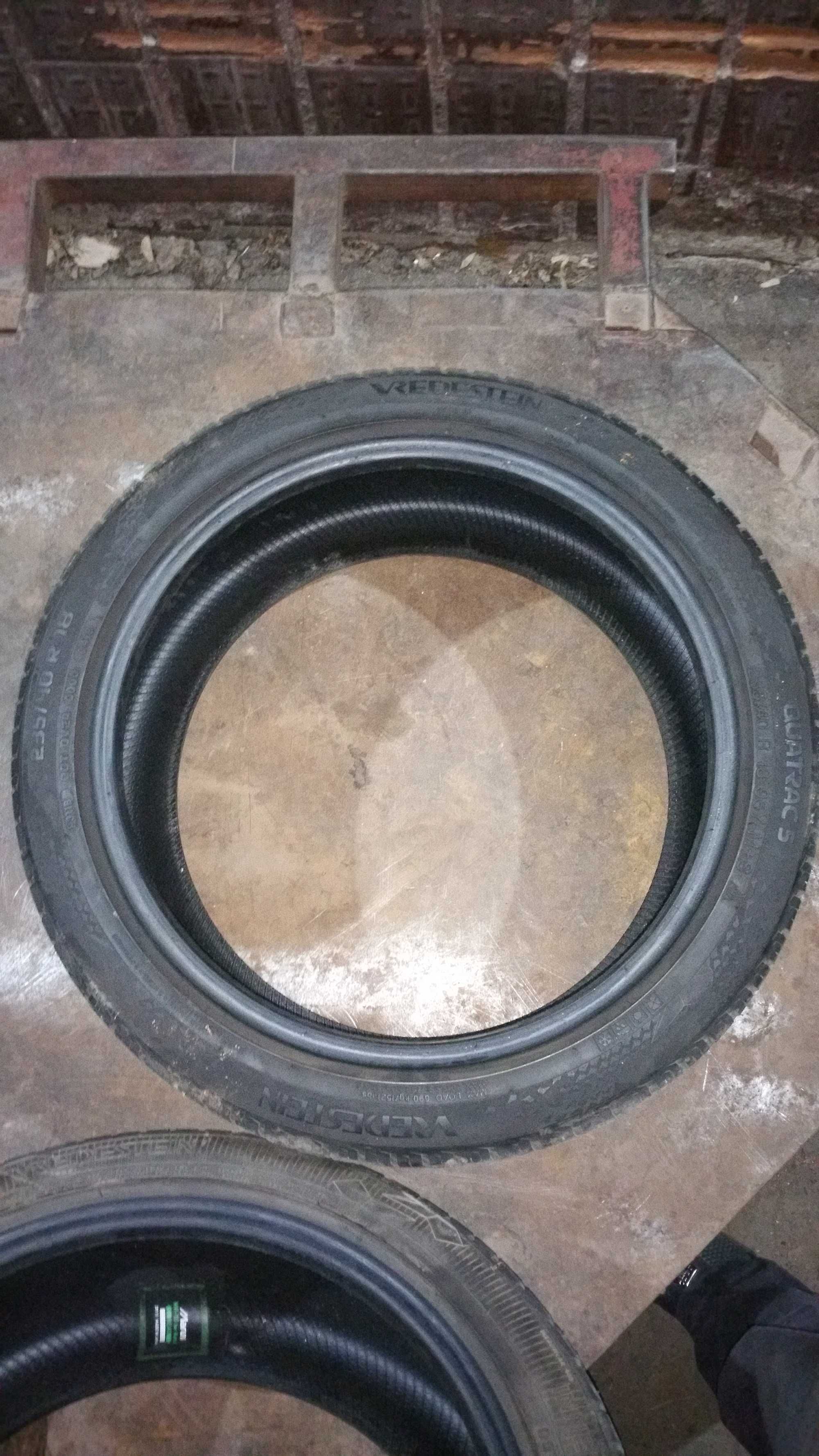 Две шины Vredestein 235/40 R18