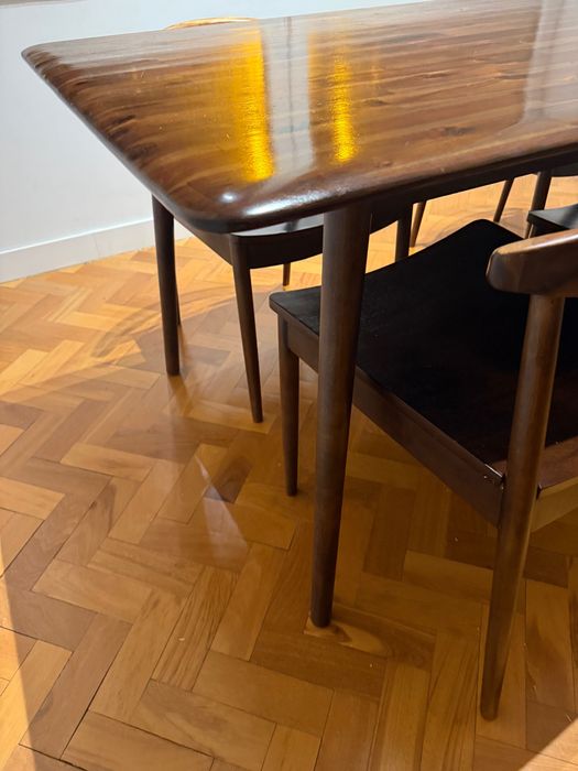 Mesa de Jantar em Madeira Maciça – Excelente Estado (sem cadeiras)