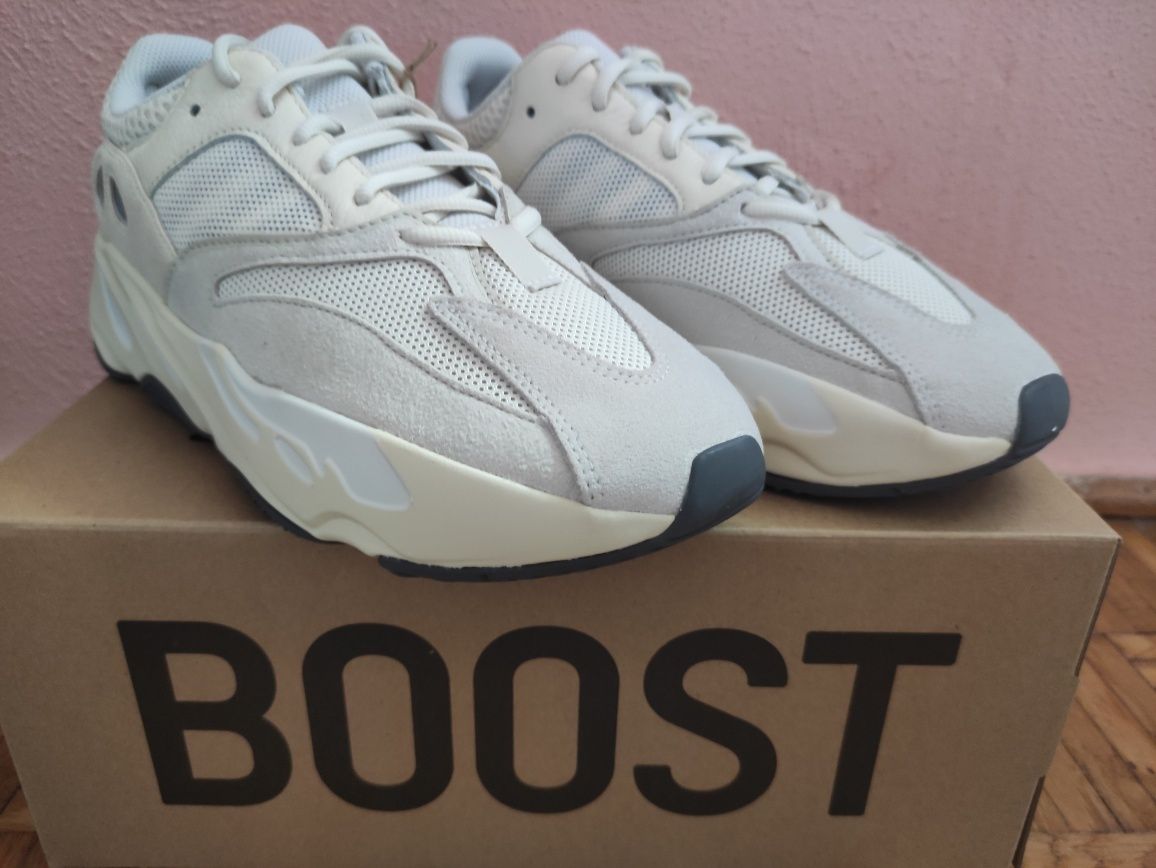 Yeezy Boost 700 Analog