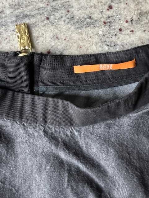 Boss Orange -  spódnica z szerokim kloszem i złotymi zdobieniami