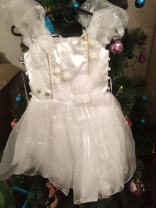 Плаття біле на дівчинку