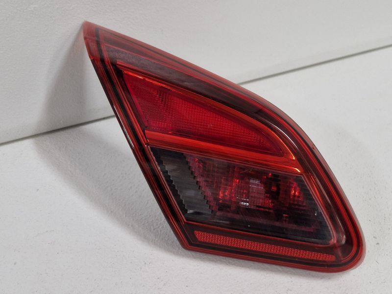 OPEL CORSA E 3D LAMPA LEWY TYŁ LEWA TYLNA W KLAPĘ 39012629