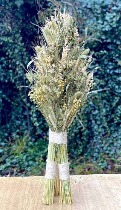 Дідух з пшениці та різних сухих трав та рослин