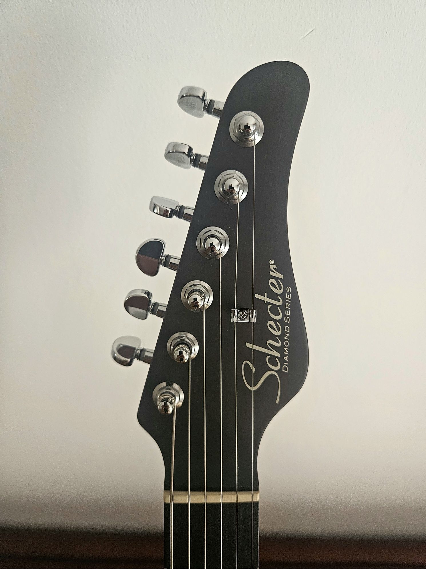 Schecter MV-6, Olympic White