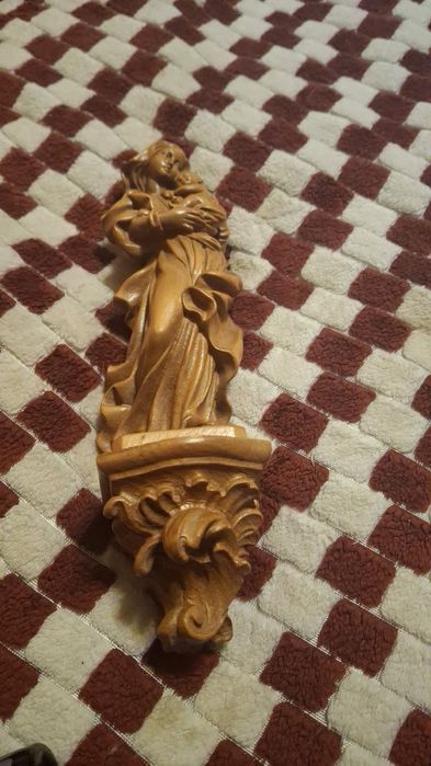 Matka boska rzezbiona