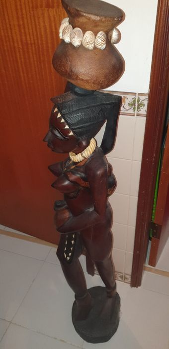 Casal de estatuas africanos em madeira pesada com 1.10 de altura cada