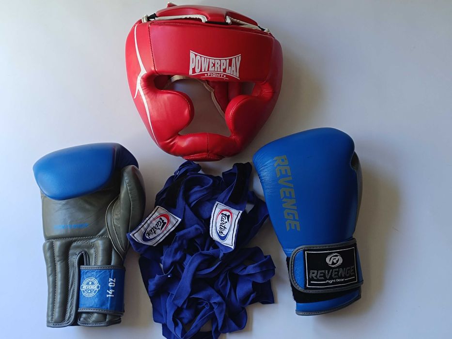 Боксерские перчатки Revenge 14 oz кожа + шлем Powerplay, бинты Fairtex