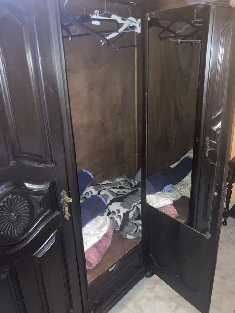 Mobília de quarto antiga com roupeiro 2