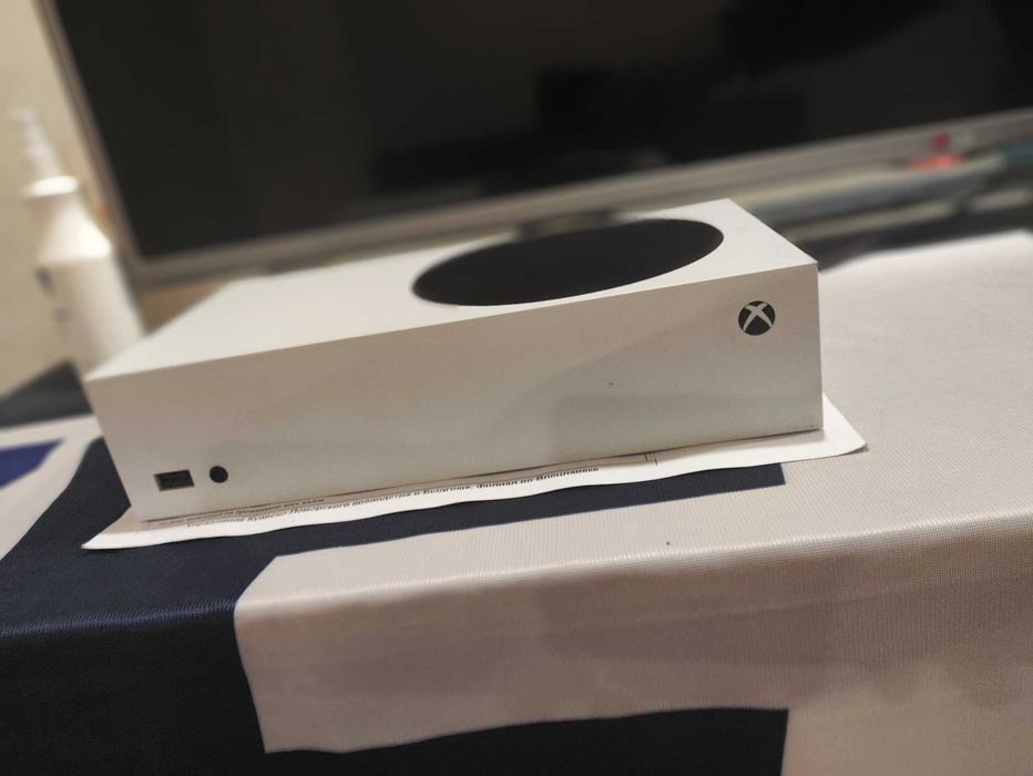 Xbox series s в идеальном состоянии, полный комплект, с играми!