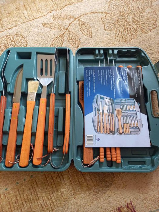 Zestaw 16 narzędzi do grillowania w trwałym etui