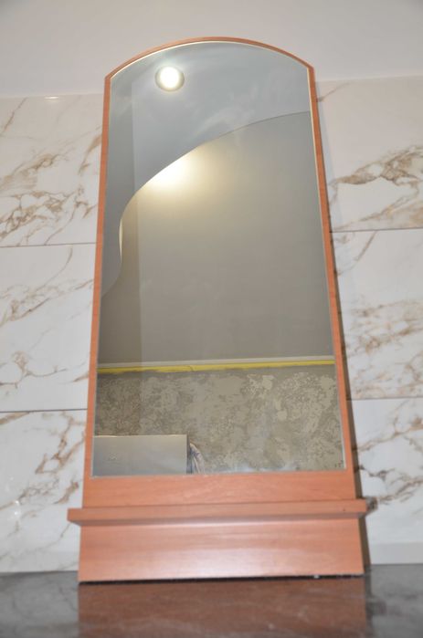 Большое зеркало с основой и полочкой