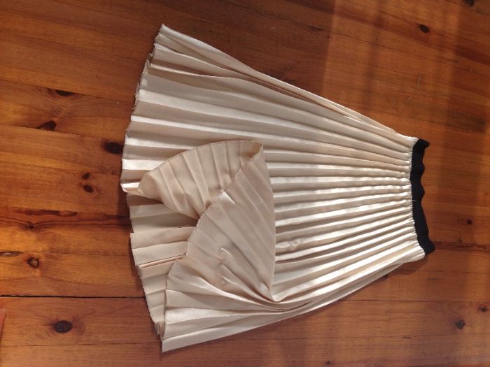 LINDA ... LINDA ...Saia Plissada - beje S mas tb veste M