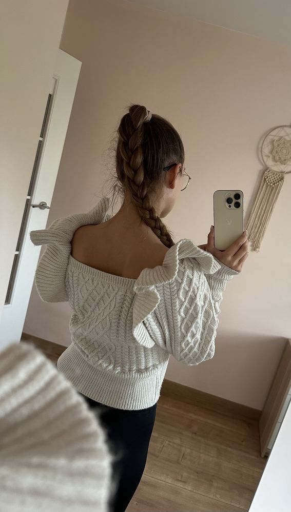 Beżowy sweter w warkoczowy splot z ozdobnymi rękawami