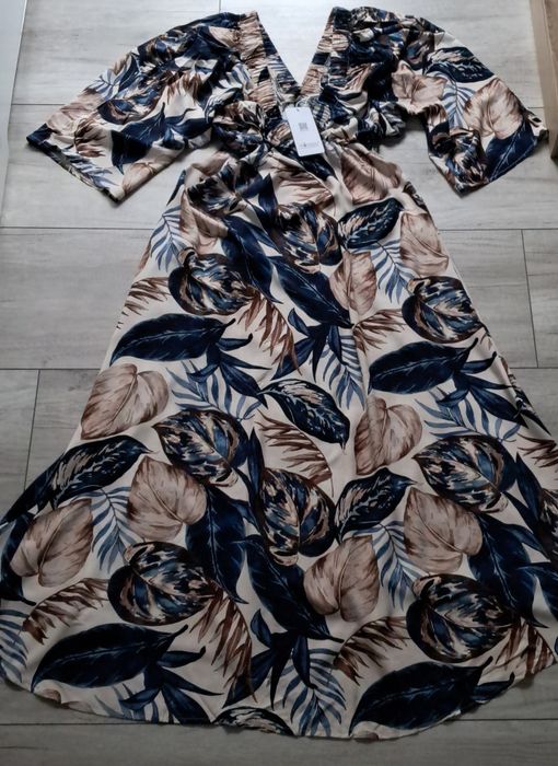 Piękna długa sukienka Minouu