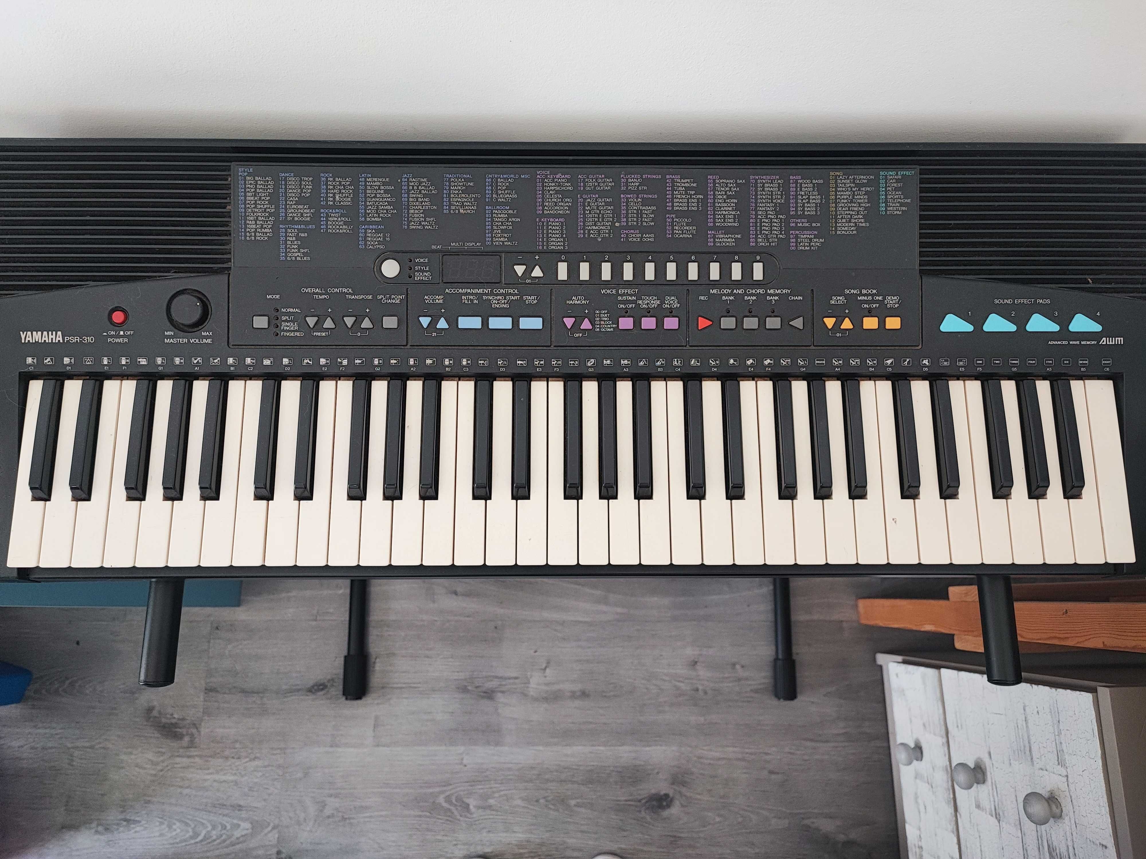 Teclado Yamaha PSR-310 com suporte