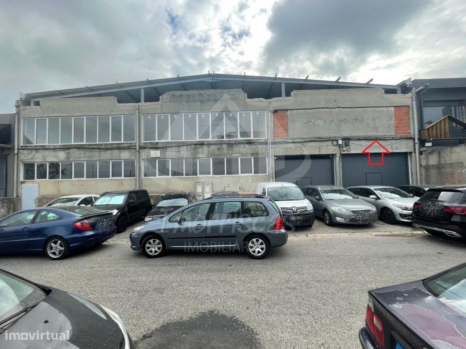 Armazém com área bruta de 750 m², em remodelação total no Prior Velho