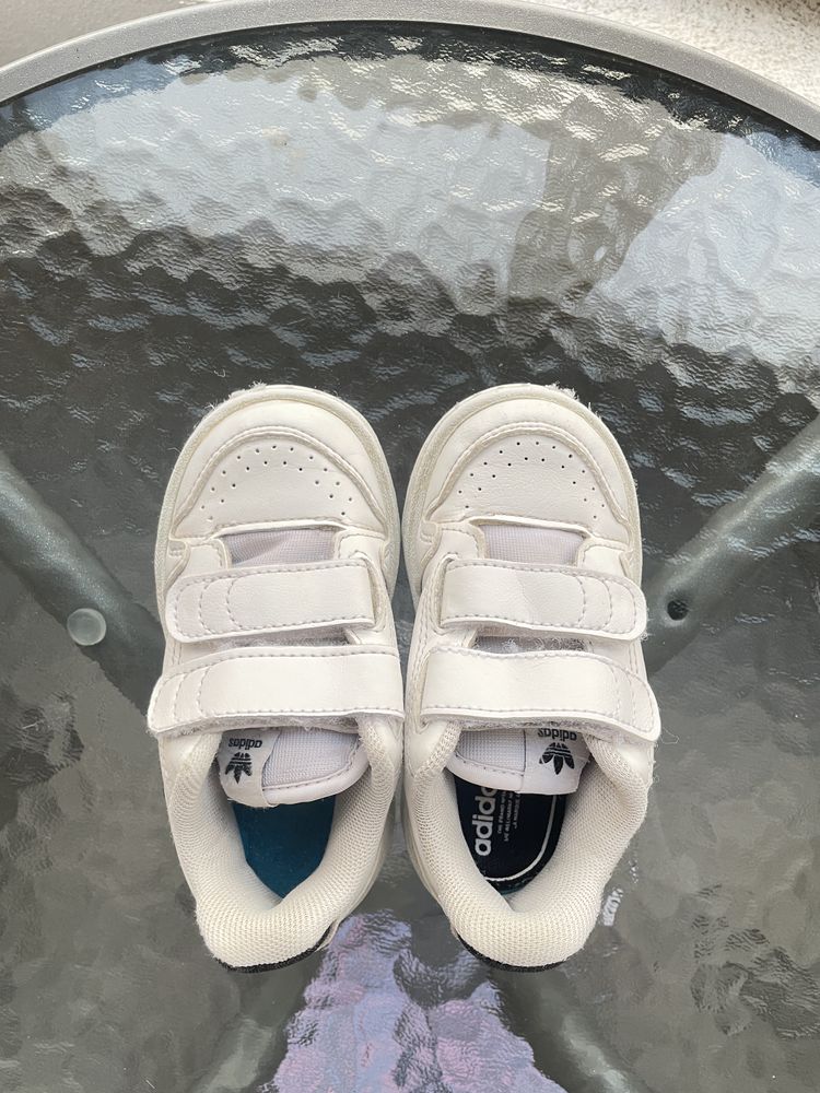 Дитячі білі кросівки adidas кросовки