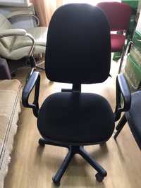 Офисный стул черный
