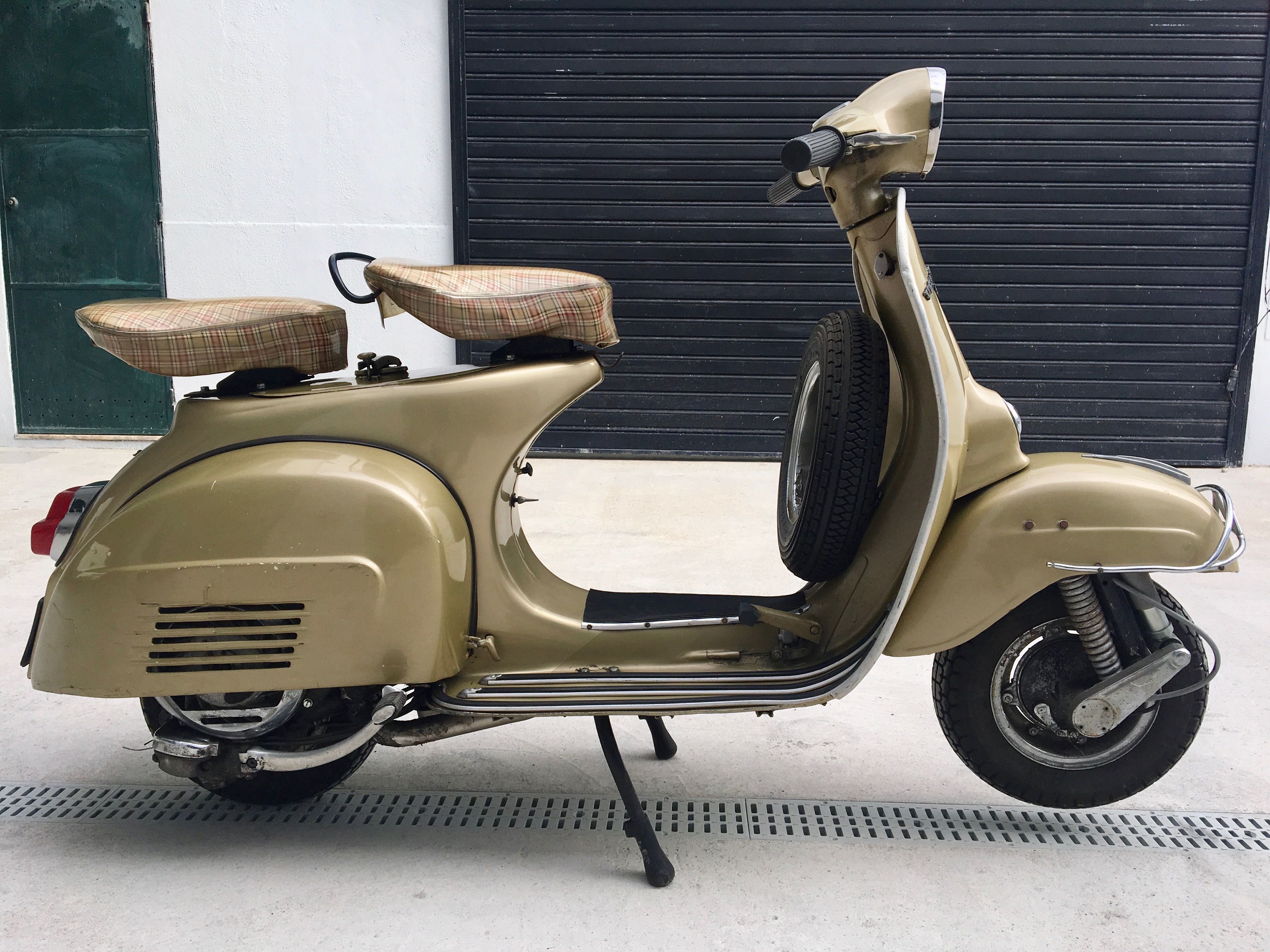 Vespa clássica Super 150