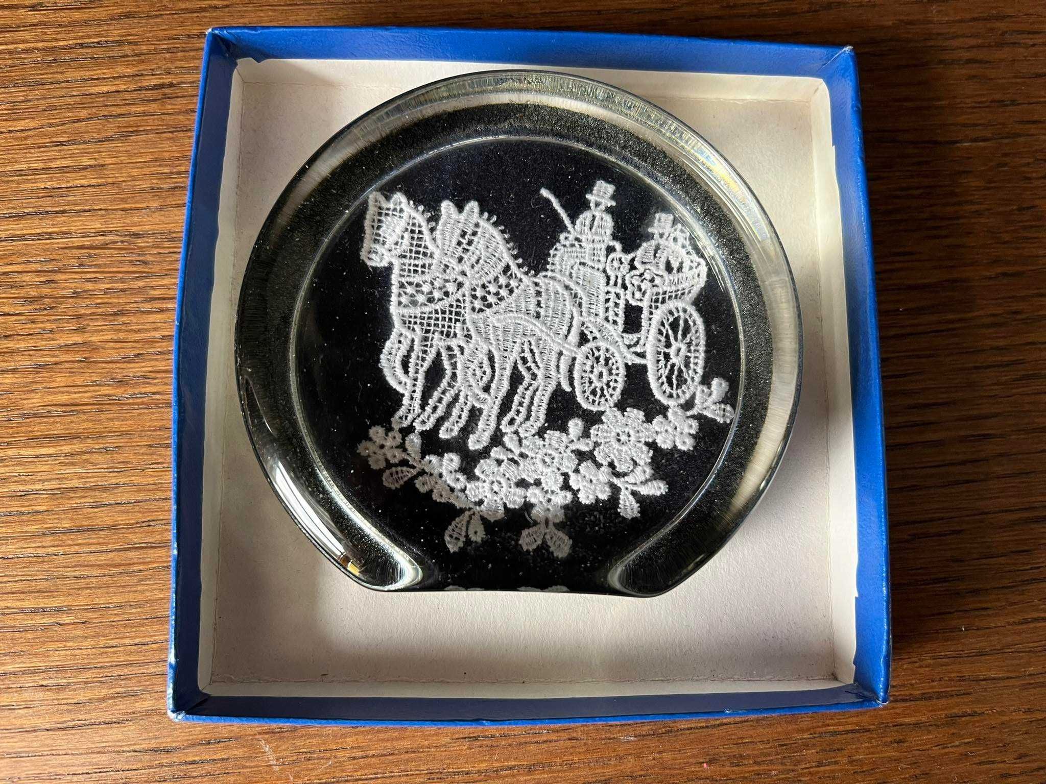 Przycisk szklany Konie z haftem Abbey Lace of Bath